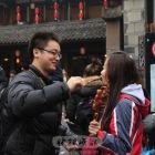 亲爱的,来我喂您吃!by拍客好摄之徒-红黄兰快没错_表情包断你网了图片