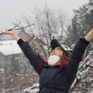 美女戏雪